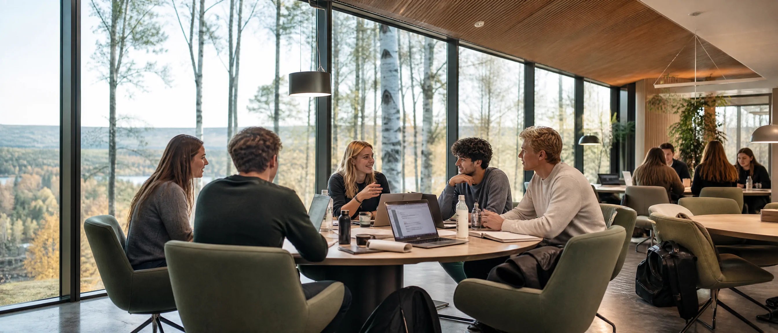 Möbler för flexibla lärmiljöer i Sverige with students collaborating around tables in a modern school space