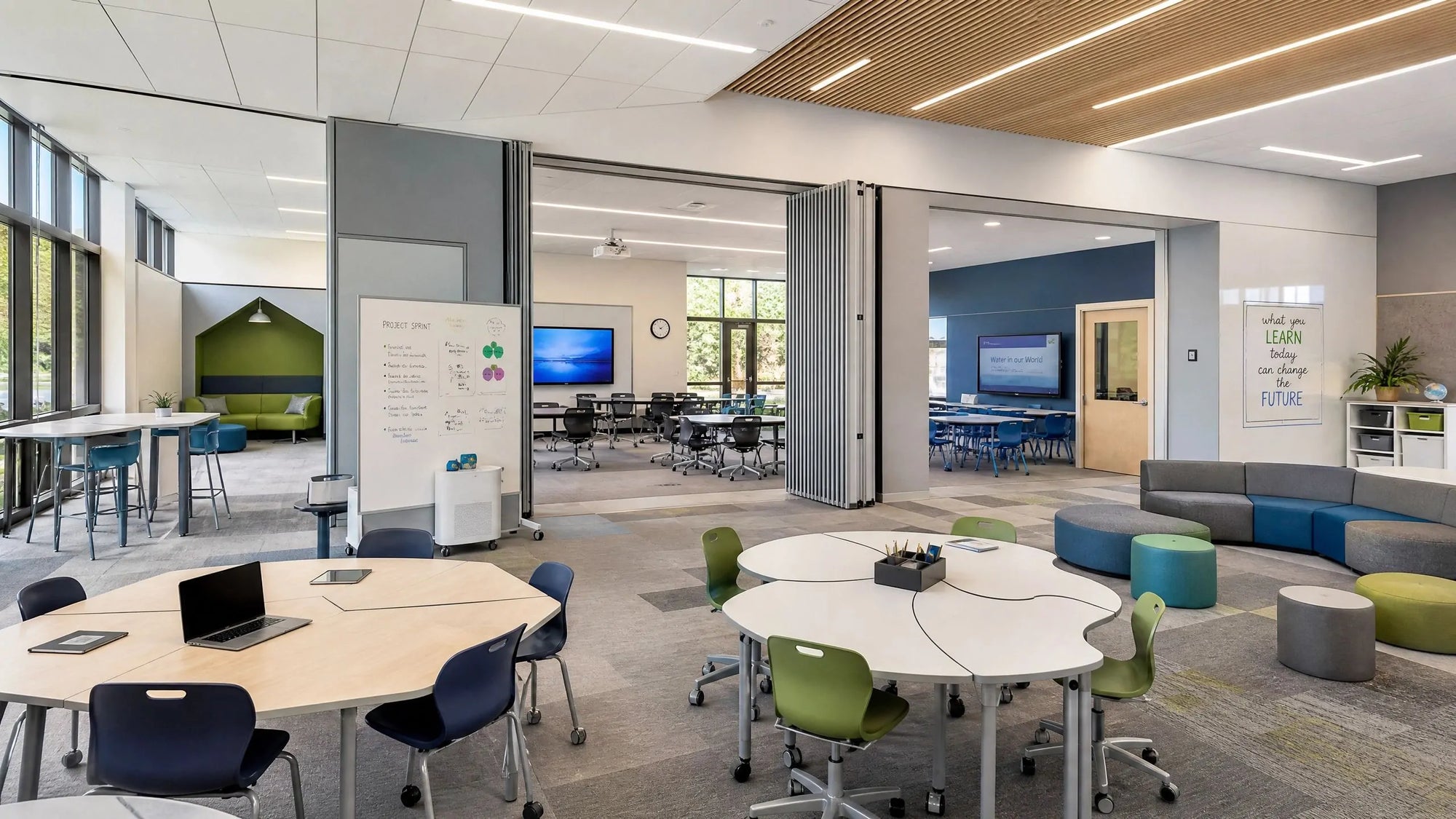 Flexible classroom furniture with modular tables, mobile chairs, whiteboards and collaborative learning zones